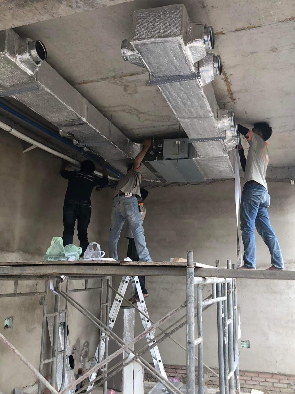 THI CÔNG LẮP ĐẶT ĐIỀU HÒA KHÔNG KHÍ TẠI QUẬN 2